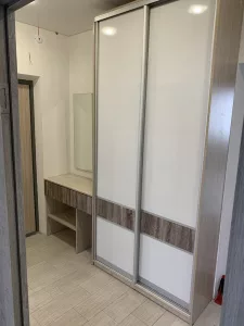 Шкаф в прихожую встроенный на заказ с тумбой